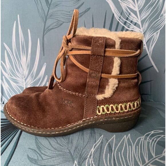 UGG Cove Suede Embroidered Sheepskin Shearling Moccasin Tie Ankle Boot sz 6 - Picture 1 of 8